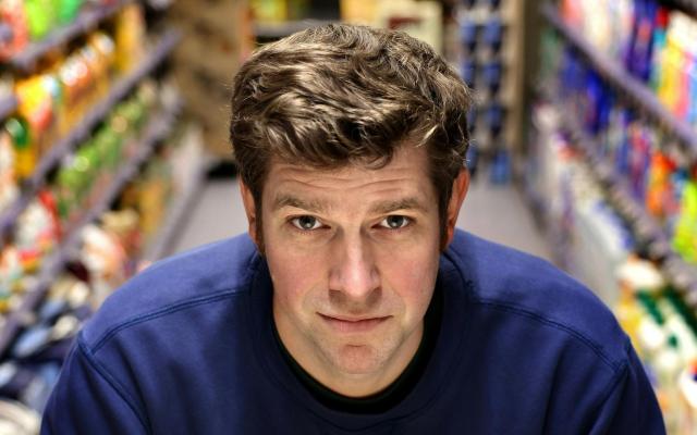 Hans Cools speelt 'Zolang de voorraad strekt' © Hans Cools