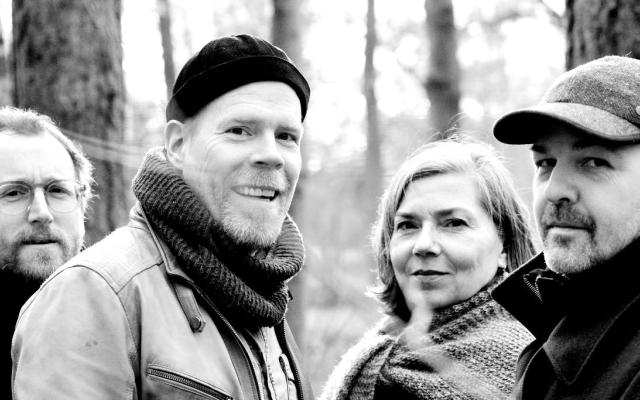 Bruno Vanden Broecke, Bart Voet en Esmé Bos spelen 'Liefde is van hout' © Sonista