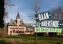 foto van het gemeentehuis met het logo van Baanbrekende Werkgever ernaast