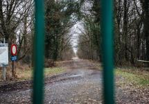 Een van de twee transversalen door het Groot Schietveld achter een gesloten poort