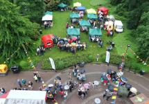 Sfeerbeeld van een van de voorbije edities van het vrijwilligersfeest in het Gemeentepark.