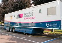 De mammobiel van de Universiteit Antwerpen, een screeningsruimte op wielen