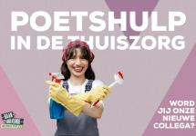 Een poetshulp poseert met enkele kuisproducten