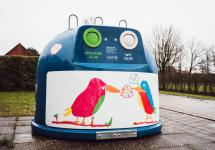Een glasbol in Braken met het winnende ontwerp van Roos, Ella en Noor van 't Blokje. 