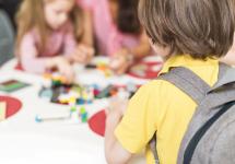 Kinderen knutselen aan tafel
