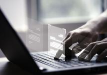 hand aan een laptop