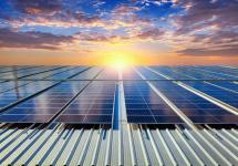 zonnepanelen op een dak bij een avondzonnetje