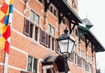 Detailfoto van de voorgevel van het Wuustwezelse gemeentehuis