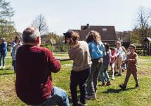 Een spelletje touwtje trek tijdens de Buitenschooldag in Klein Gooreind
