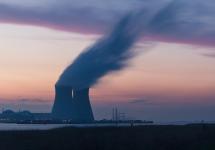 de kerncentrale van Doel na zonsondergang