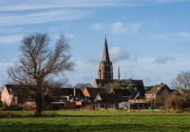 Zicht op de kerk van Wuustwezel-centrum vanop het fietspad tussen Akkerstraat en Achterbrug