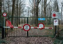 Poort aan de rand van het militair domein, aan een van de transversalen door het Groot Schietveld