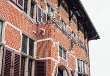Detail van de achtergevel van het gemeentehuis, boven de inkom.