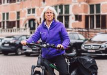 Gemeenschapswacht Lieve voor het gemeentehuis van Wuustwezel