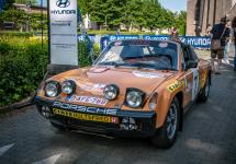 Een Porsche oldtimer tijdens de Wuustwezelse Oldtimermeeting van 2022 aan de kerk van Gooreind