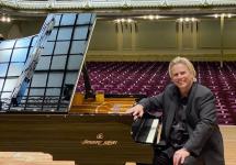 De vermaarde pianist Silvan Zingg speelt tijdens het benefietconcert