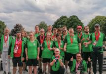 Groepsfoto van de Wuustwezelse delegatie tijdens de Special Olympics in Mechelen, met een karrenvracht aan gouden medailles.