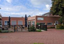 Zicht op het terras en de gevel van LDC Ter Wezel aan het Achter d'Hovenplein