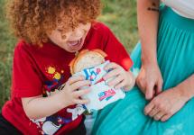 Een jongen houdt een sandwich vast die verpakt zit in een Boc'n'roll