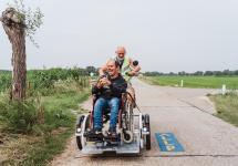 Steve en vrijwilliger Simon op de rolstoelfiets aan het Beersgat