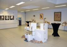 Verschillende kunstwerken in GC Blommaert tijdens een van de vorige edities van de tentoonstelling tijdens Kruiswegkermis