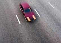Foto vanuit vogelperspectief van een wagen die op de middelste rijstrook van een autostrade rijdt