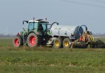 traktor met mengmesttank op een veld