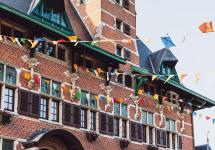 Detail van de façade van het gemeentehuis, met daarvoor een slinger met vlaggetjes