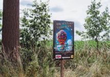 Eén van de vijf infopanelen met qr-code langs het wandelparcours van Dwalen met verhalen