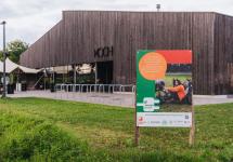 Een infobord van Energiedorpen voor sporthal Koch in Gooreind
