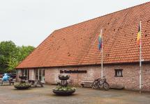 Voorgevel van de bibliotheek met de regenboogvlag voor IDAHOT