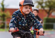 Een jongen met fietshelm tijdens een sportkamp van de gemeente Wuustwezel