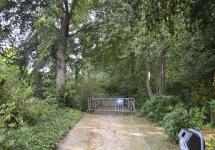 De houten brug in het Gemeentepark is afgesloten