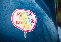 Glasbol met tekening en opschrift 'minder brol rond de bol!'