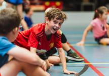 De kinderen amuseren zich kostelijk tijdens een sportkamp
