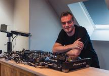 DJ Double-U aan zijn draaitafel thuis in Gooreind