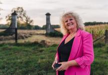 Ingrid Boumans met haar fotocamera aan de poort van Koch