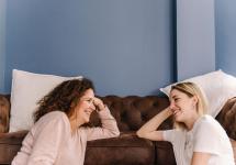 twee vrouwen praten met elkaar bij de sofa