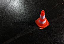 oranje verkeerskegel op een asfaltweg
