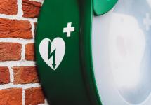 Het AED-toestel aan de muur van het Wuustwezelse gemeentehuis