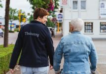 Een verzorgende van de Wuustwezelse thuiszorgdienst gaat boodschappen doen met een client
