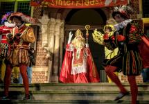 Sinterklaas aan het gemeentehuis in Wuustwezel