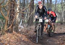 twee fietsers tijdens de winterduatlon van 2021