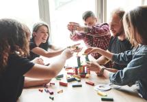een groepje vrienden speelt een gezelschapspel