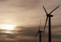 twee windturbines in het schemerdonker