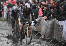 Wout van Aert en Mathieu van der Poel tijdens de modderige editie van de Azencross 2022