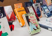 een aantal uitgestalde jeugdboeken in de bib van Wuustwezel