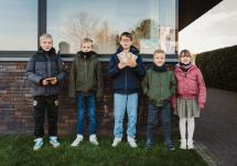 Vijf vriendjes van Lou en Sete gaan op pad om bestelde kaartjes af te leveren