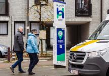 Twee personen stappen op een flexbus aan een Hoppinhalte