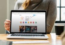 Een geopende laptop met op het scherm de Instagram-pagina van de gemeente Wuustwezel
